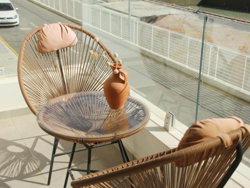 Un balcón o terraza de Boho seaside studio in Cove Garden