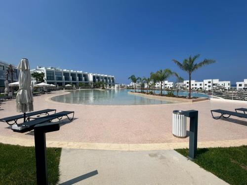 Piscina en o cerca de Boho seaside studio in Cove Garden