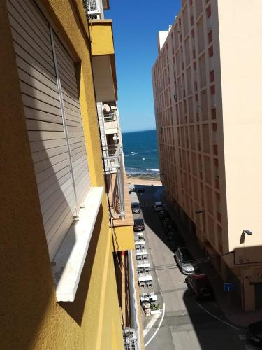 Beautiful 2-bedroom apartment less than 50m from the beach and side sea views