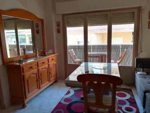 Beautiful 2-bedroom apartment less than 50m from the beach and side sea views