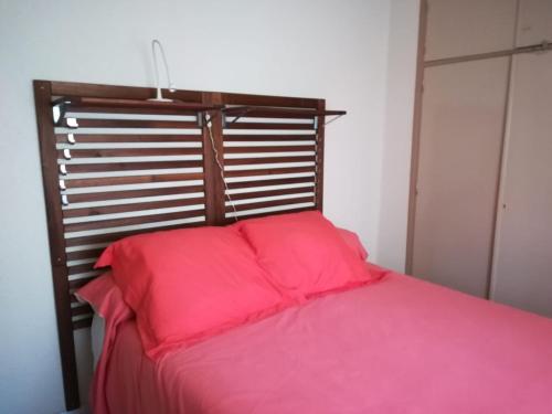 Beautiful 2-bedroom apartment less than 50m from the beach and side sea views