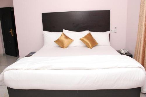 Cama o camas de una habitación en Blooms Spot Hotel - Self Service Apartment