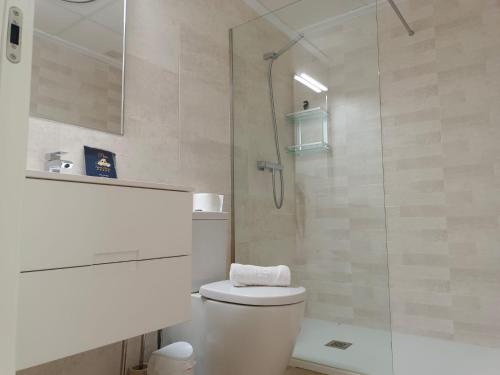 een badkamer met toilet en glazen douche bij Vista bella golf beach in Orihuela