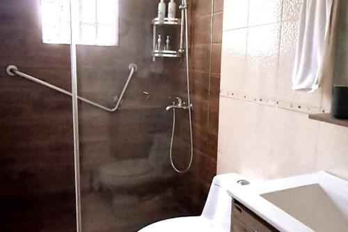 une salle de bain avec une douche avec des toilettes et un lavabo dans l'établissement Goistay Descubre el Encanto nico de Repblica Dominicana Bella Vista, à Los Prados