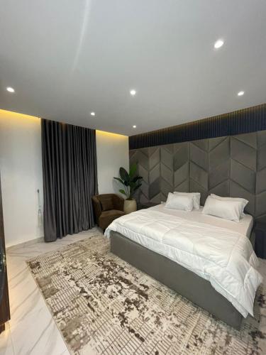 una camera da letto con un letto grande e un divano di Harolds Place a Lagos