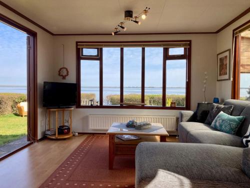 Μια τηλεόραση ή/και κέντρο ψυχαγωγίας στο Waterfront holiday home Sonnenschein 3 persons with sauna
