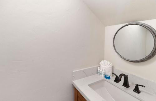 een badkamer met een wastafel en een spiegel bij Puamana 240-3 in Lahaina