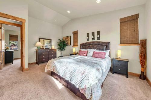 En eller flere senge i et værelse på Sunny Daze Cabin Luxurious 4BDR with Stunning Views