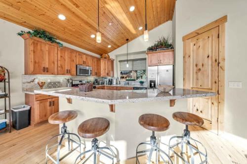 Køkken eller tekøkken på Sunny Daze Cabin Luxurious 4BDR with Stunning Views