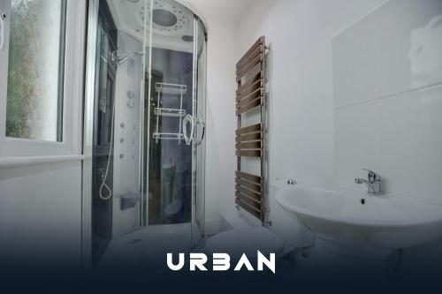 ein weißes Badezimmer mit Dusche und Waschbecken in der Unterkunft Spacious 4-Bedroom City Centre Houses, Sleeps 8 With Parking For 3 Cars in Peterborough