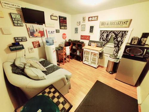 a room with two beds and a kitchen with a fireplace at Plaid Room 3min From Yale Univ in New Haven
