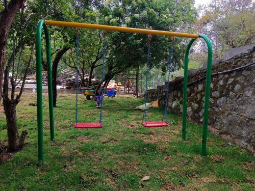 Zona de juegos infantil en Misty Valley Inn