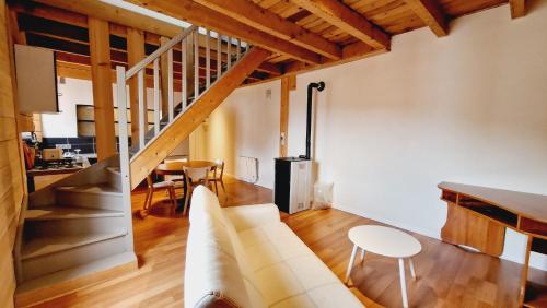 - un salon avec un canapé blanc et un escalier dans l'établissement F3 Duplex Fresse, à Fresse-sur-Moselle