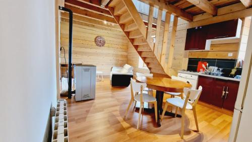 une cuisine et une salle à manger avec une table et des chaises dans l'établissement F3 Duplex Fresse, à Fresse-sur-Moselle