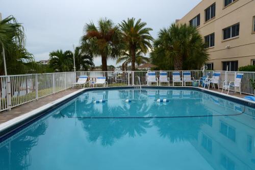 בריכת השחייה שנמצאת ב-Treasure Island Beach, FL Waterfront Condo או באזור