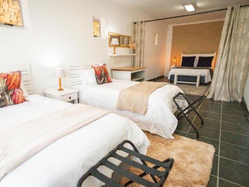 Postel nebo postele na pokoji v ubytování Four Seasons Struisbaai