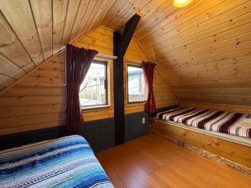 a room with two beds in a log cabin at Playhouse Conifer - Vacation STAY 24024v in Mikage