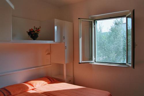 ヴィエステにあるResidence Sun Bayのベッドルーム(ベッド1台、窓付)