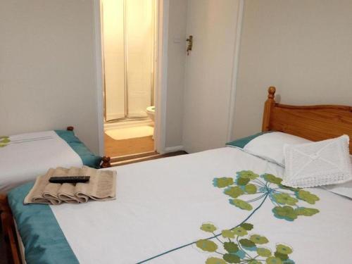 Cama o camas de una habitación en Comfortable Family room with Tv, Free Fast Wifi, Sleeps 3