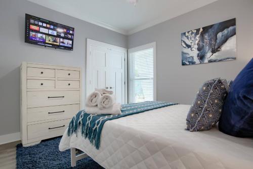 Ein Bett oder Betten in einem Zimmer der Unterkunft 6026 Rookery 3 Deja Blue Beach Cottage With 2 Pools