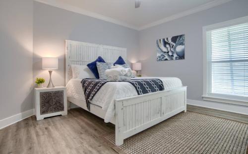 Ein Bett oder Betten in einem Zimmer der Unterkunft 6026 Rookery 3 Deja Blue Beach Cottage With 2 Pools