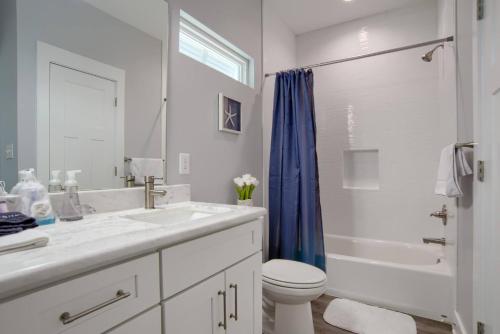 Ein Badezimmer in der Unterkunft 6026 Rookery 3 Deja Blue Beach Cottage With 2 Pools