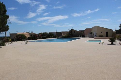 une grande piscine au milieu d'une cour dans l'établissement SP320-528 Maison 2 pièces mezzanine SAINT PIERRE LA MER, à Saint Pierre La Mer