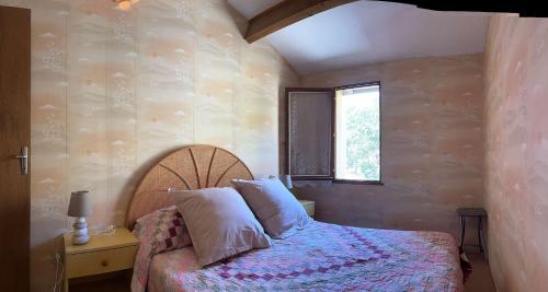 une chambre avec un lit et une fenêtre dans l'établissement SP330-027 Maison SAINT PIERRE LA MER, à Saint Pierre La Mer