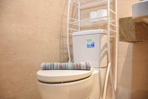 Ένα μπάνιο στο Fully Furnished with Cozy Design Studio at Menteng Park Apartment By Travelio