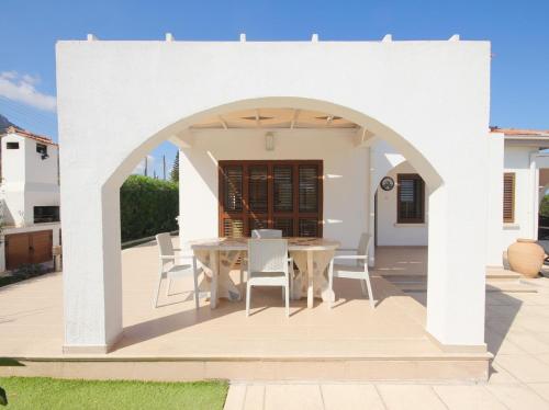 Ein Patio oder anderer Außenbereich in der Unterkunft Charming Villa in Tranquil Area