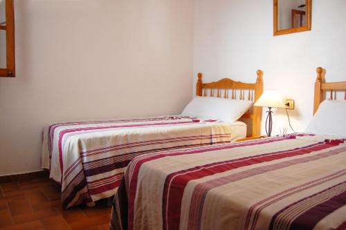 zwei Betten in einem Zimmer mit weißen Wänden in der Unterkunft Casa Del Ancla, Attractive House Near the Sea in Torrevieja in Torrevieja
