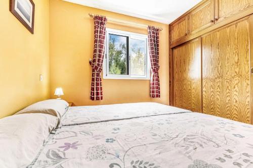 Posteľ alebo postele v izbe v ubytovaní Apartment near the beach, big terrace with nice sea views, wifi and parking