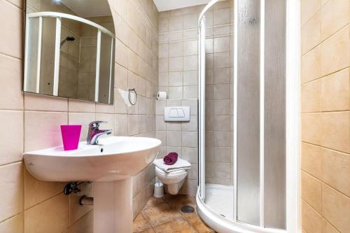 Kúpeľňa v ubytovaní Apartment near the beach, big terrace with nice sea views, wifi and parking