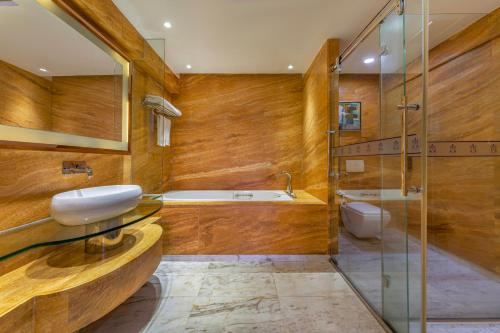 a bathroom with a tub and a sink and a shower at Meihao Mingyue Hotel International Finance City Keyun Road Metro Branch in Guangzhou