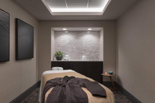 Ein Bett oder Betten in einem Zimmer der Unterkunft The Current Iowa, Autograph Collection