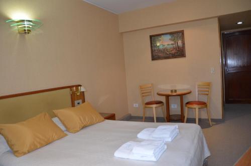 Ένα ή περισσότερα κρεβάτια σε δωμάτιο στο Hotel Algeciras