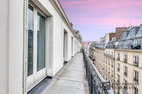 un balcon avec vue sur une ville dans l'établissement Sweett - Atelier Ponthieu, à Paris