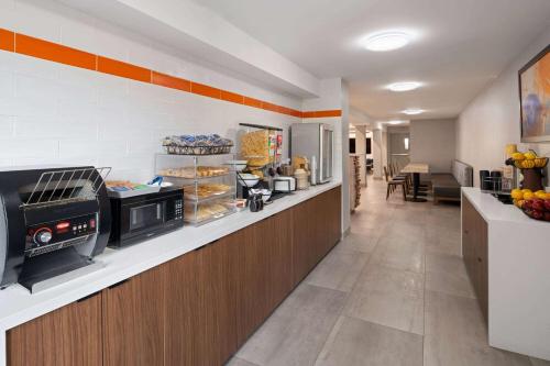 a kitchen with a counter with aasteryasteryasteryasteryasteryasteryasteryasteryastery at La Quinta Inn by Wyndham San Diego - Miramar in Sabre Springs