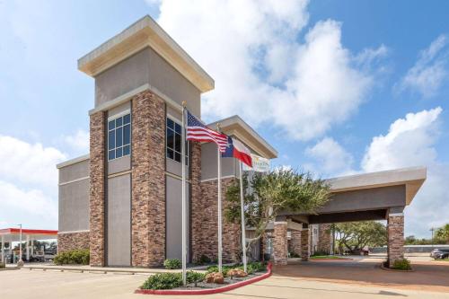 a building with two american flags in front of it at La Quinta by Wyndham Rockport - Fulton in Rockport
