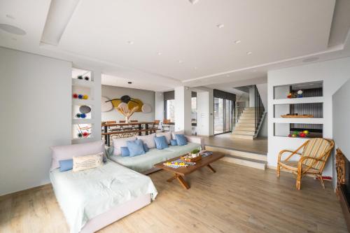 ディアコプトにあるVilla SeaEliaのソファとテーブルのあるリビングルーム