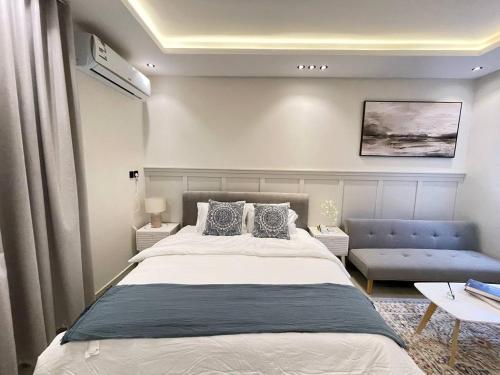 Llit o llits en una habitació de استوديو مودرن مع جاكوزي ودخـول ذاتي