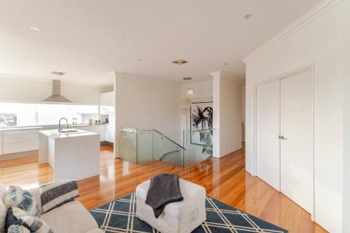 Kuchyň nebo kuchyňský kout v ubytování Located in the Mindarie Marina a Luxury House in a Perfect Location