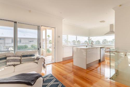 Posezení v ubytování Located in the Mindarie Marina a Luxury House in a Perfect Location