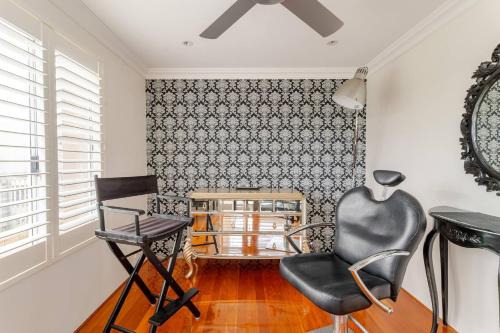 Posezení v ubytování Located in the Mindarie Marina a Luxury House in a Perfect Location