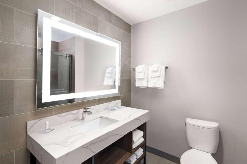 Ein Badezimmer in der Unterkunft Hawthorn Extended Stay by Wyndham Kingman