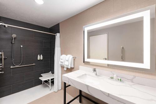 Un baño de Wingate by Wyndham Kingman