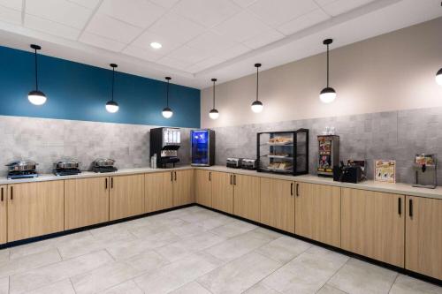 Una cocina o zona de cocina en Wingate by Wyndham Kingman