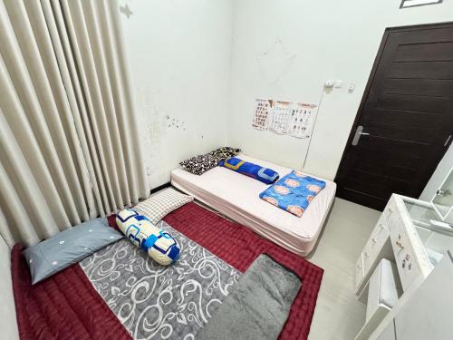 Кровать или кровати в номере BMR F6 Homestay Jogja