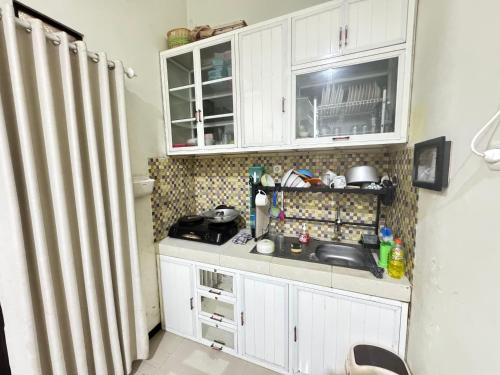 Кухня или мини-кухня в BMR F6 Homestay Jogja
