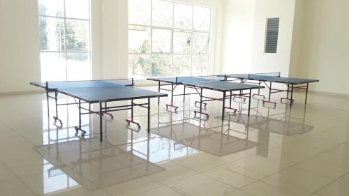 Instalaciones para jugar al ping pong en Happy Guest inn o alrededores